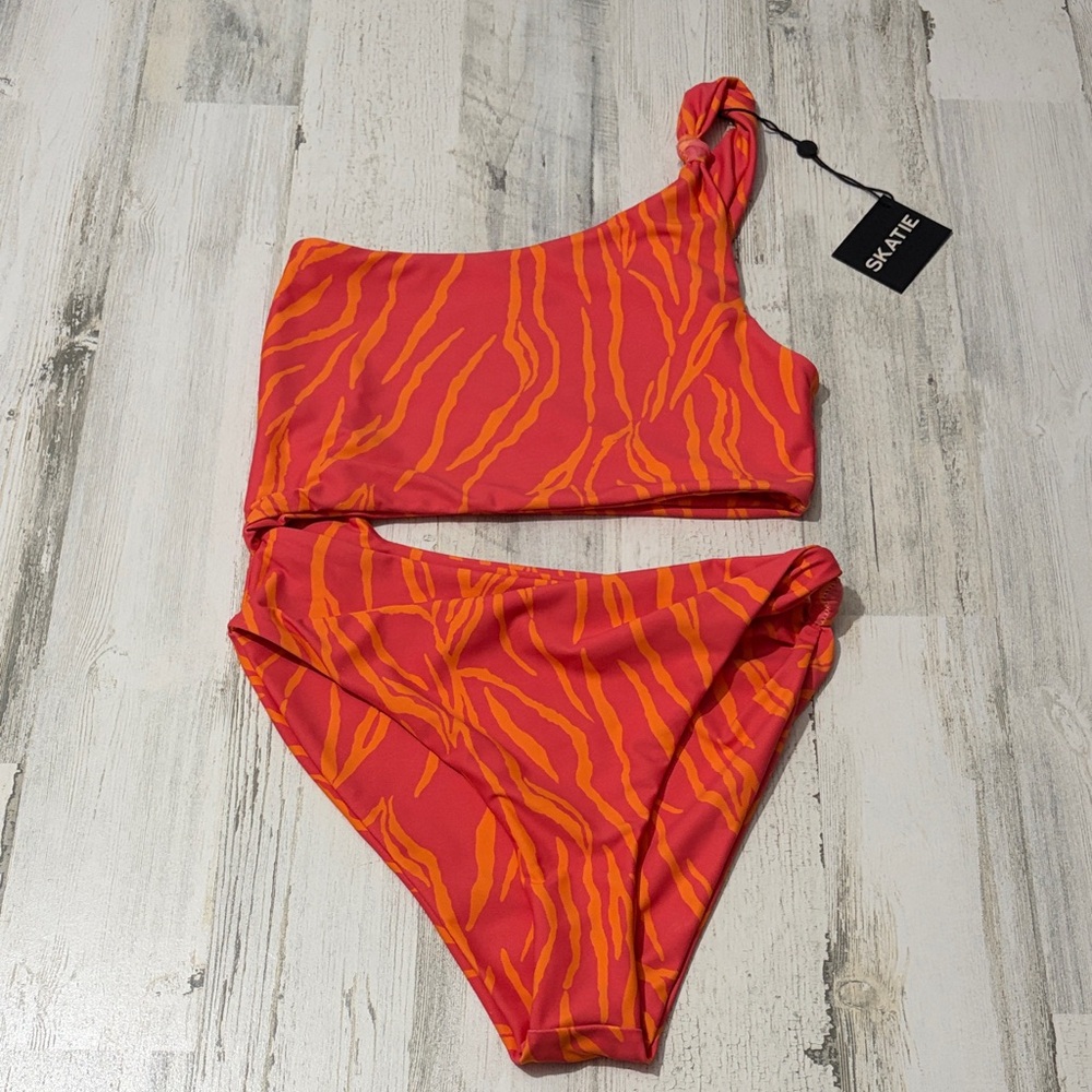 Skatie Nicole One Piece Swim Suit in Mauna Loa Size Medium. New - Picture 7 of 11